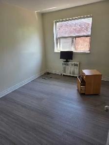 Bright 1 Bedroom Apartment - Gerrard & Woodbine - Photo 2