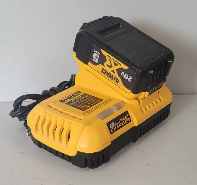 Dewalt 5Ah Battery 8Ah Charger Kit (33150038)