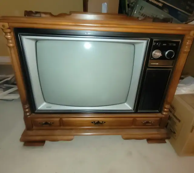 Vintage RCA AccuColor 100 Colour TV – Beautiful Wood Cabinet