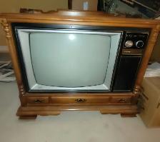 Vintage RCA AccuColor 100 Colour TV – Beautiful Wood Cabinet