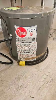 Raheem electric 23 liter hot water tank.Works exc. WILL DELIVER!