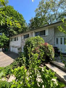 3-4 bedroom house, 2.5 washrooms, 2 parking, close to UTM, 403 - Photo 2