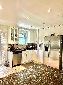 3-4 bedroom house, 2.5 washrooms, 2 parking, close to UTM, 403 - Photo 8