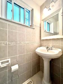 3-4 bedroom house, 2.5 washrooms, 2 parking, close to UTM, 403 - Photo 17
