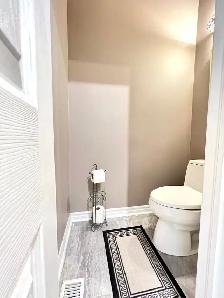 3-4 bedroom house, 2.5 washrooms, 2 parking, close to UTM, 403 - Photo 20