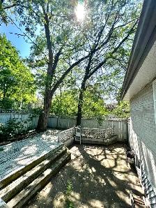 3-4 bedroom house, 2.5 washrooms, 2 parking, close to UTM, 403 - Photo 23