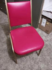 Chaises brunes ou rouges