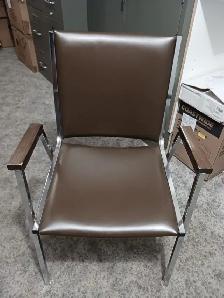 Chaises brunes ou rouges - Photo 2