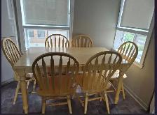 Table de cuisine en bois avec 6 chaises