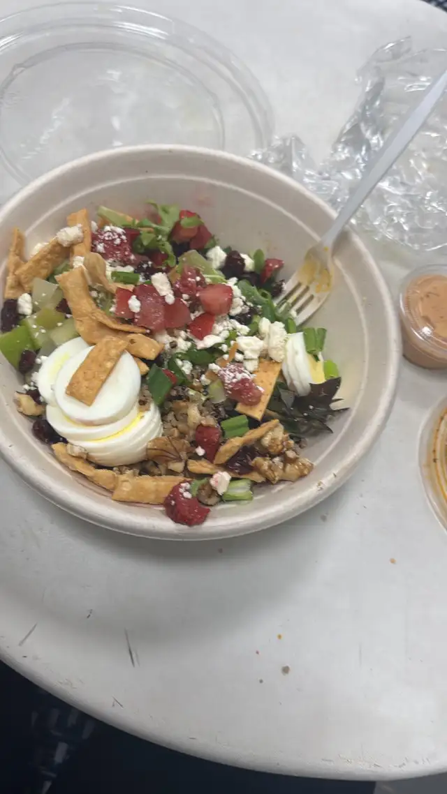 freshii restaurant server and cashier