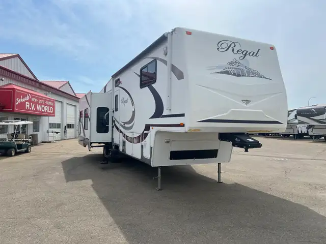 2008 Fleetwood Regal 355RLQS, REAR LIVING COUPLES