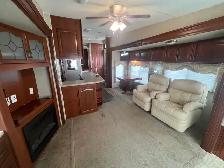 2008 Fleetwood Regal 355RLQS, REAR LIVING COUPLES - Photo 17