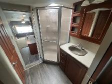 2008 Fleetwood Regal 355RLQS, REAR LIVING COUPLES - Photo 24
