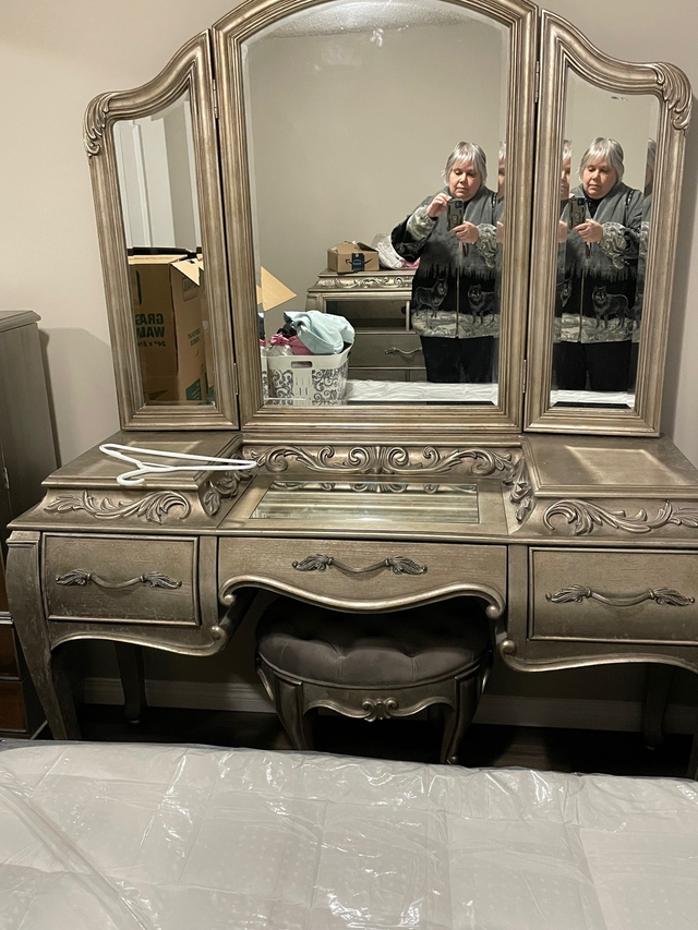 Pulaski Rhianna 6 piece Silver patina Bedroom set