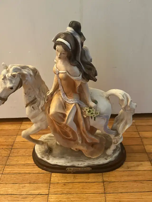 Statue The Natelia Collection
