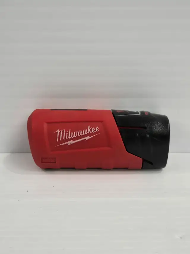 (5682) Tools Battery Milwaukee 43721000 With Battery No Adapter