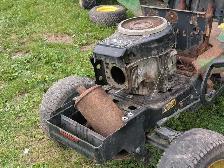 240 John Deere lawn tractor - Photo 2