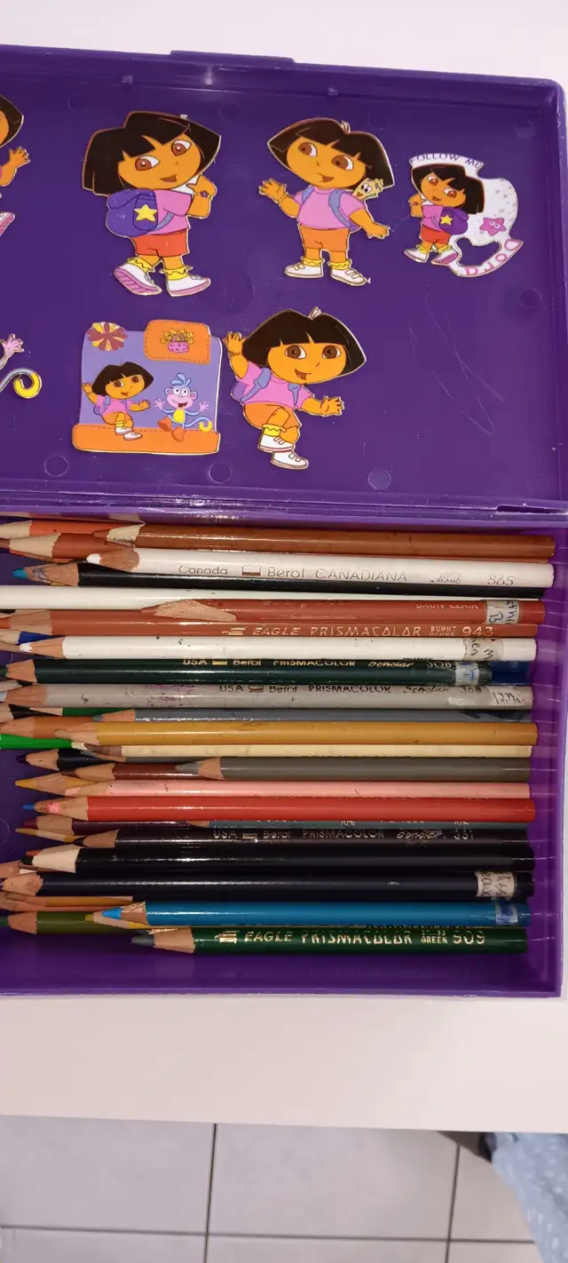 60 CRAYONS PRISMACOLOR DANS BOITE CADEAU POUR SESSINER: $10.00