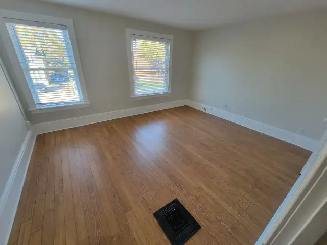 Large 1 bdrm apt. in safe quiet home. Cambridge