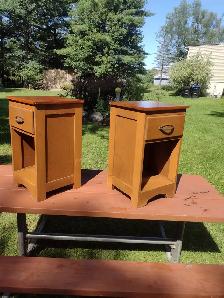 Pair end tables or nightstands - Photo 6