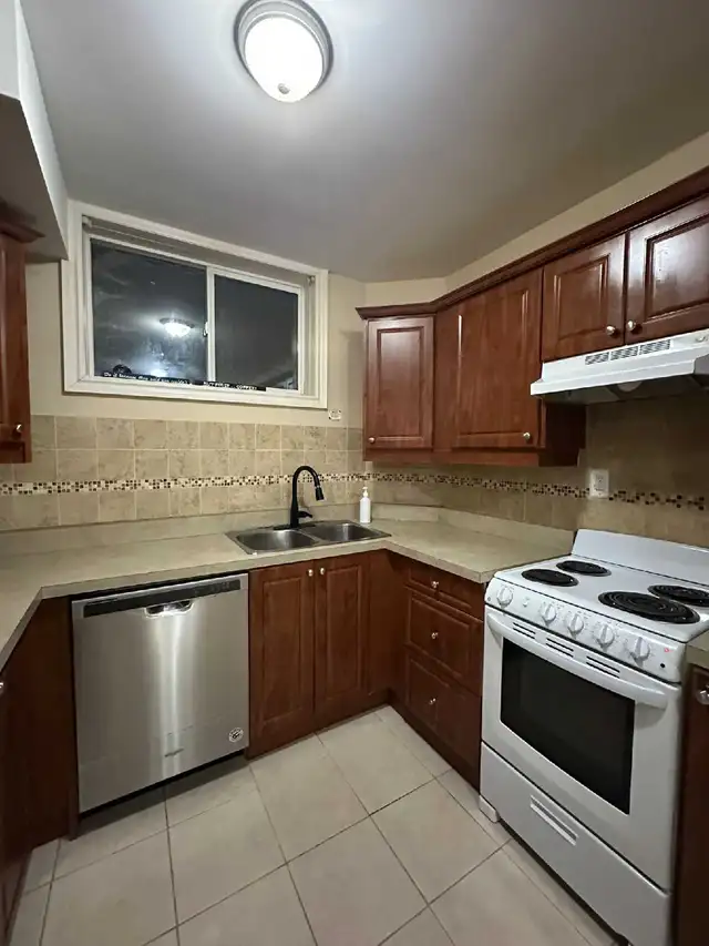 2 Bedroom2 parking basement apartment Yonge/Weldric W
