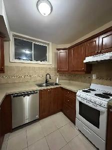 2 Bedroom2 parking basement apartment Yonge/Weldric W