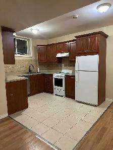 2 Bedroom2 parking basement apartment Yonge/Weldric W - Photo 4