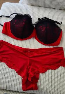 Brand NEW 40D La Senza red bra with matching red XL panty!