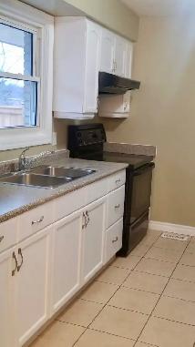 Beautiful 3-Bedroom Bungalow (upper floor) with Garage - Photo 4