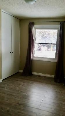 Beautiful 3-Bedroom Bungalow (upper floor) with Garage - Photo 7