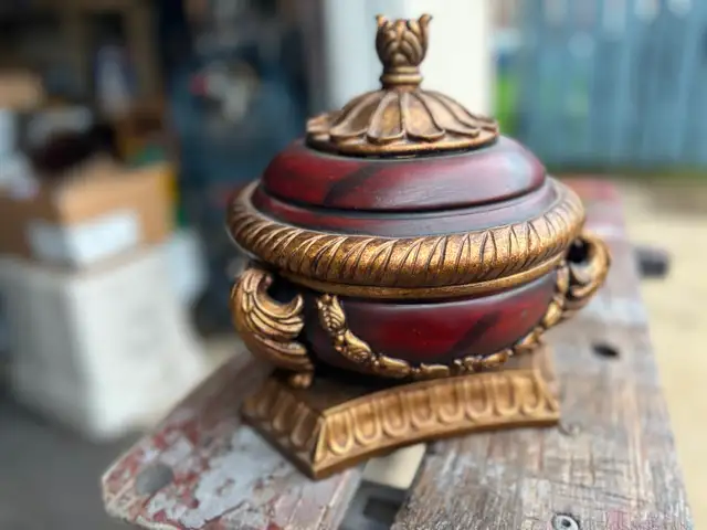 COLLECTABLE VINTAGE HOLLYWOOD REGENCY CIRCULAR JEWELRY BOX