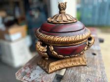 COLLECTABLE VINTAGE HOLLYWOOD REGENCY CIRCULAR JEWELRY BOX