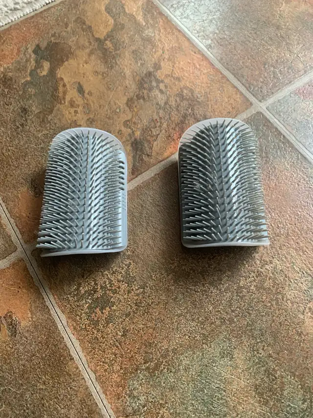 cat scratcher/ mounts on wall corners