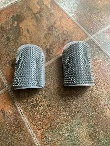 cat scratcher/ mounts on wall corners