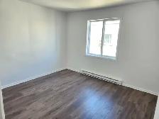 Grand 4 ½ rénové au 2e étage – près de toutes les commodités - Photo 3