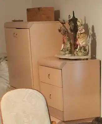 ANTIQUE 1 COMMODES AVEC PLEIN DE TIRROIR NEGOCIABLE BON ETAT500$