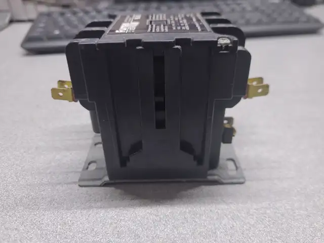 CONTACTEUR 2 POLE 50A 24VAC NEUF NEW HC25024, 42DF15AJ