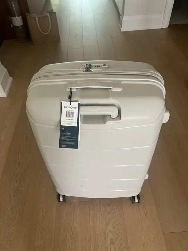 BRAND NEW SAMSONITE LARGE LUGGAGE CASE