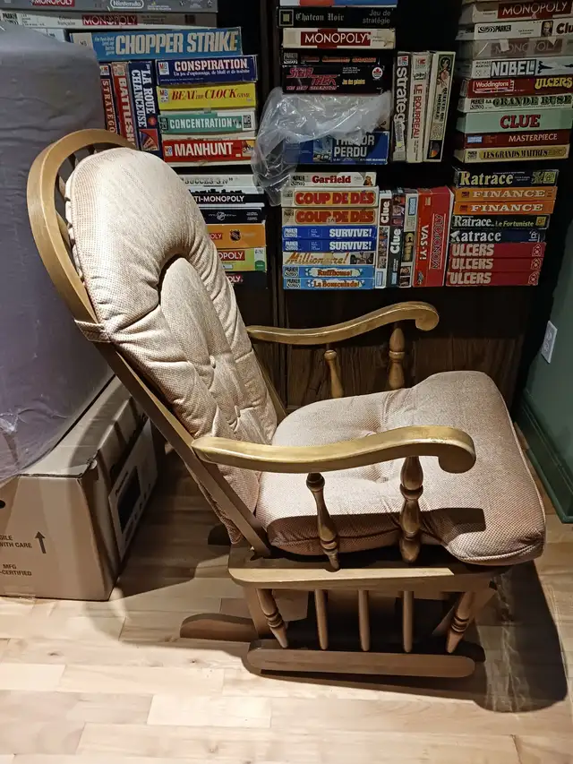 CHAISE BERCANTE HAUTE QUALITÉ  TRES PROPRE SANS BRUIT L.GRATUITE