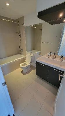 Aura Condo 2 bed for rent- 388 Yonge st 63th floor - Photo 9