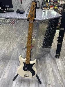 Vintage Avenger 4 String Bass Guitar 1980s - Photo 2