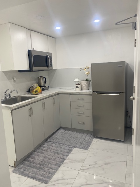 $1295, Cozy Basement  Studio near Square One