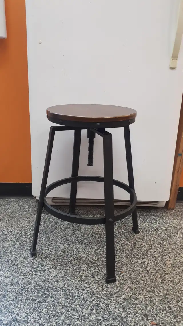 Tabouret en métal et en bois