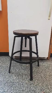 Tabouret en métal et en bois
