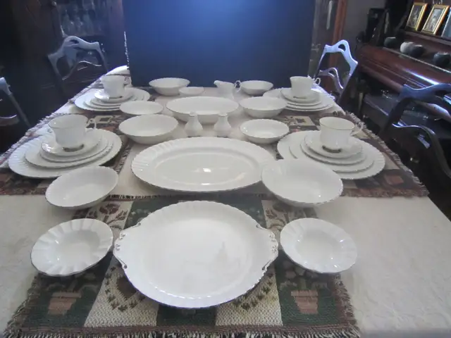 Royal Albert CHANTILLY fine bone china set for 4