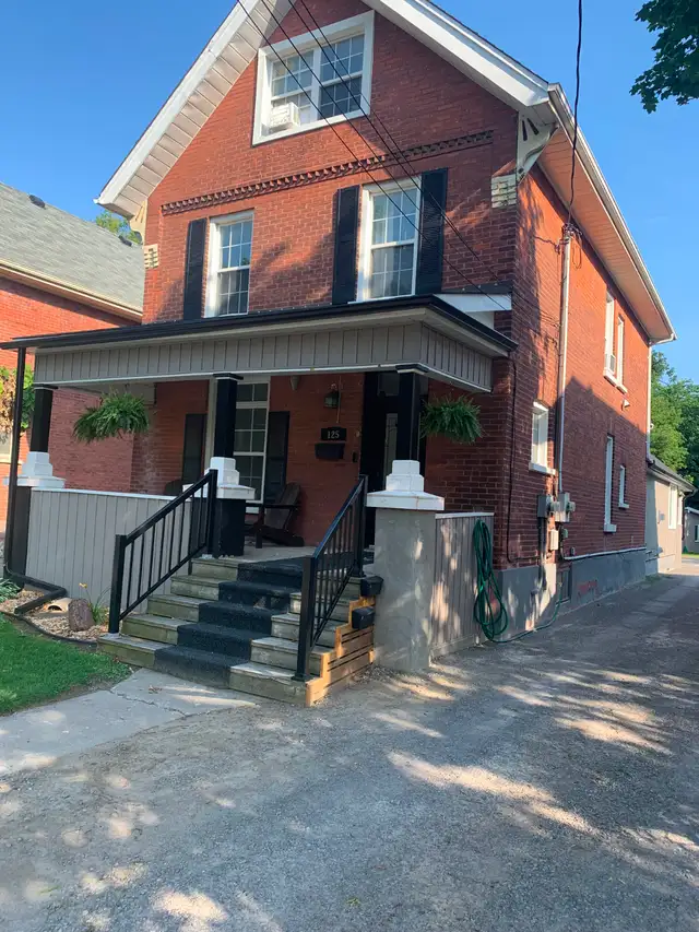 Bachelor Apartment Near Little Lake and Downtown