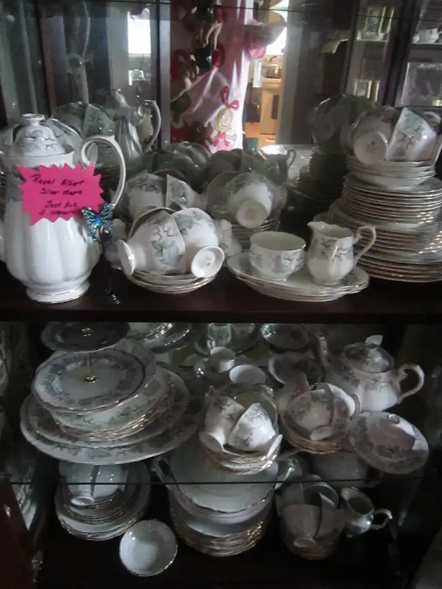 Royal Albert SILVER MAPLE fine bone china set for 4