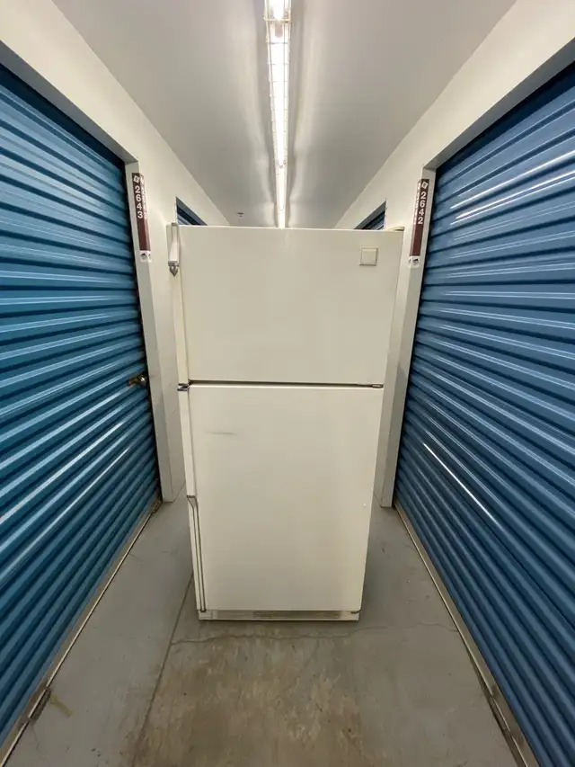 WHIRLPOOL WHITE REFRIGERATOR