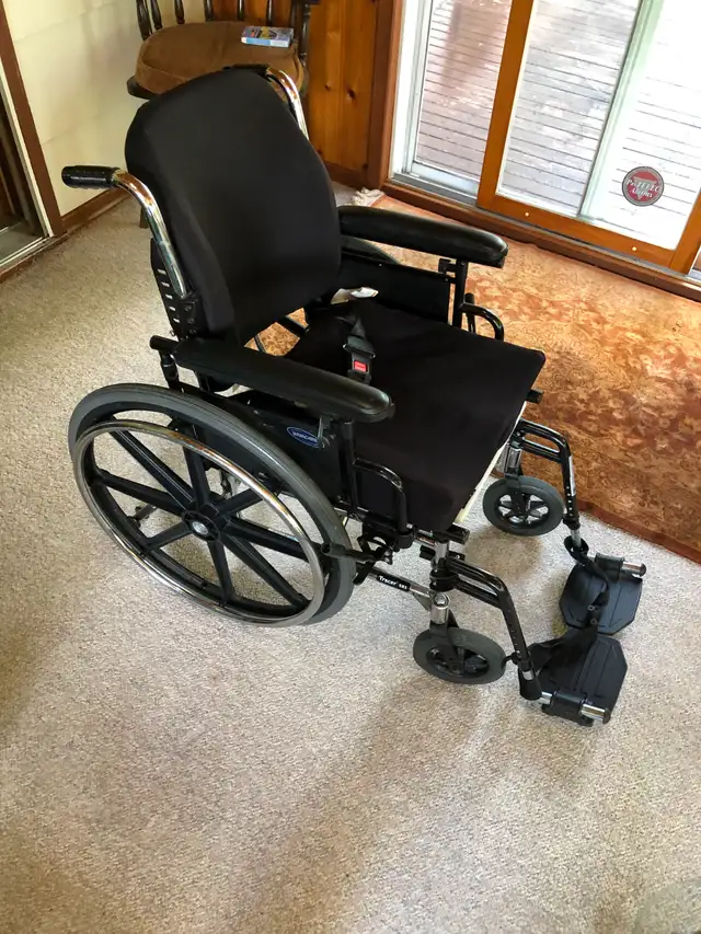 INVACARE WHEEL CHAIR, COLLAPSABLE  4 WHEEL WALKER