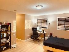 Master bedroom with a private  bathroom and a walk-in closet - Photo 2